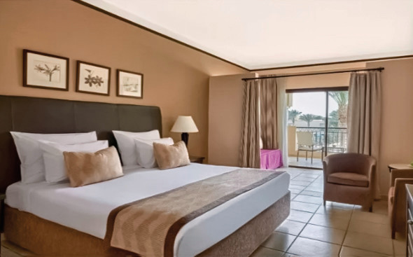 Wohnbeispiel Doppelzimmer Deluxe Poolblick mit Faltt&uuml;r