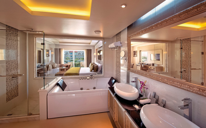 Beispiel Bad Jacuzzi Deluxe Juniorsuite mit VIP Paket