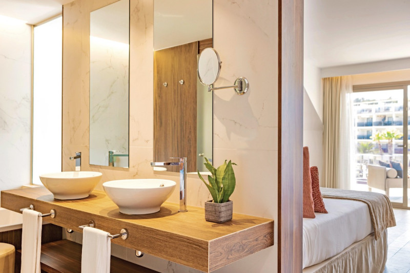 Beispiel Bad Juniorsuite Penthouse Poolblick