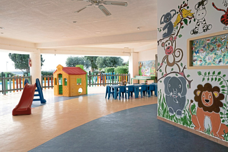 Coral Beach Hotel & Resort ●●●●●