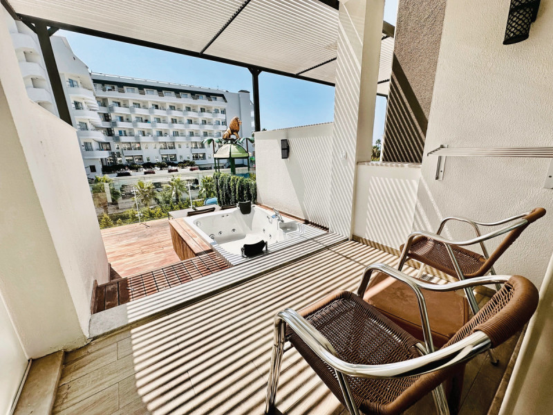 Wohnbeispiel Doppelzimmer Terrasse Jacuzzi seitl. Meerblick