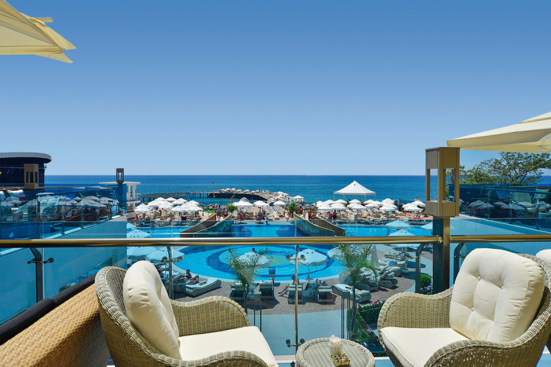 Azura Deluxe Resort & Spa Hotel