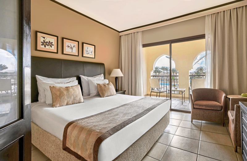 Wohnbeipiel Doppelzimmer Deluxe Poolblick mit Faltt&uuml;r