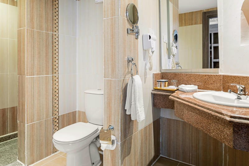 Beispiel Bad Doppelzimmer Standard Poolblick