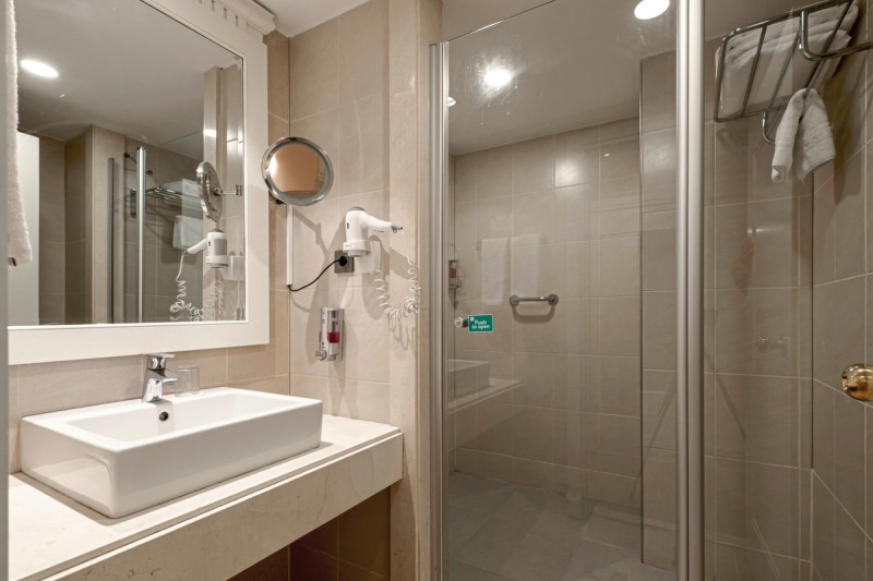 Beispiel Bad Familienzimmer Superior