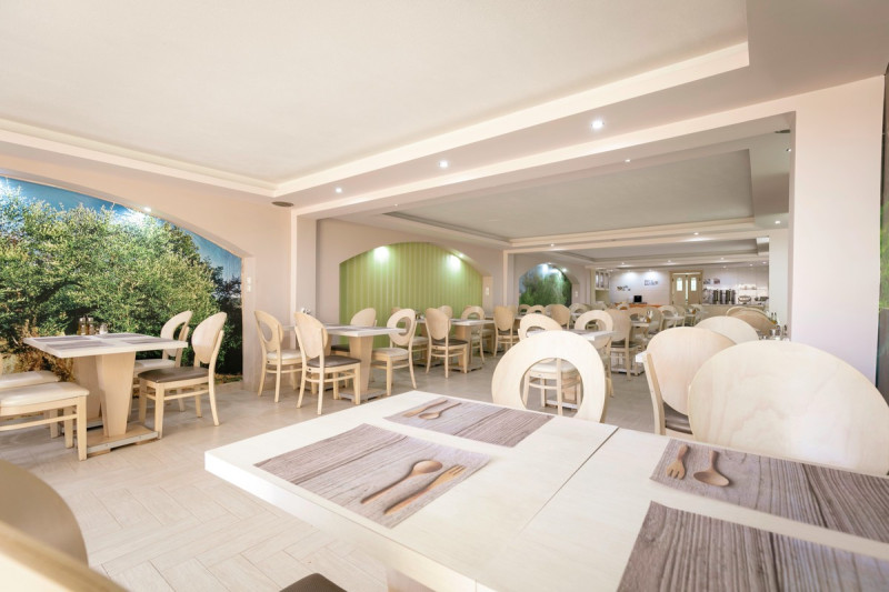 Mediterranean Beach Hotel ●●●