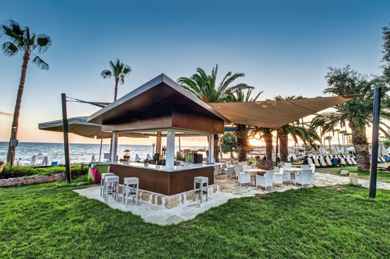 Coral Beach Hotel & Resort ●●●●●