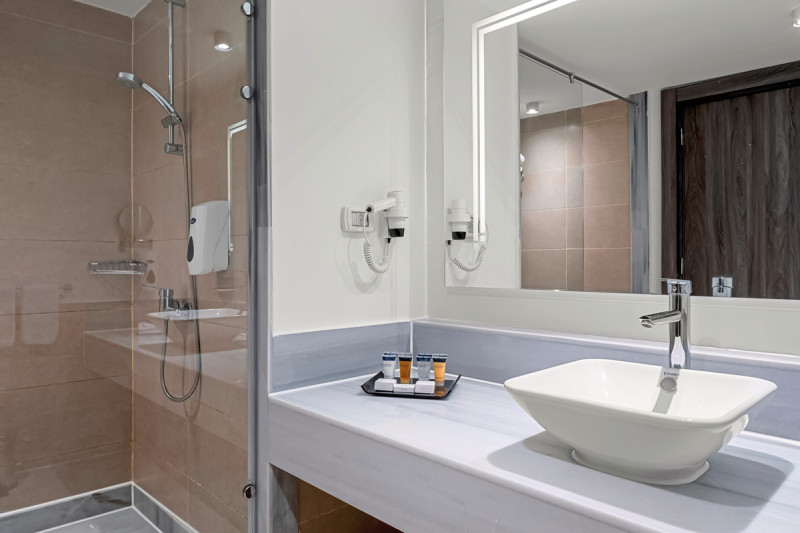 Beispiel Bad Familienzimmer Poolblick mit Verbindungst&uuml;r