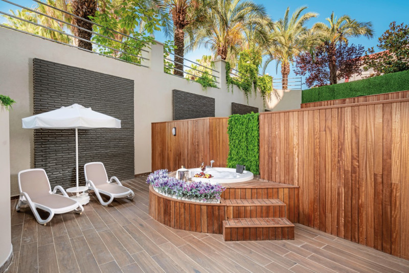 Wohnbeispiel Doppelzimmer Jacuzzi Terrasse