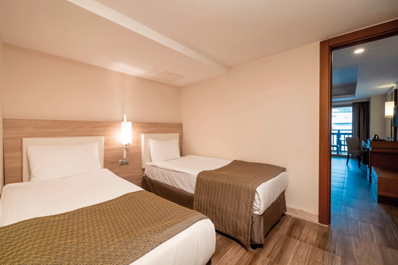 Wohnbeispiel Familienzimmer Poolblick