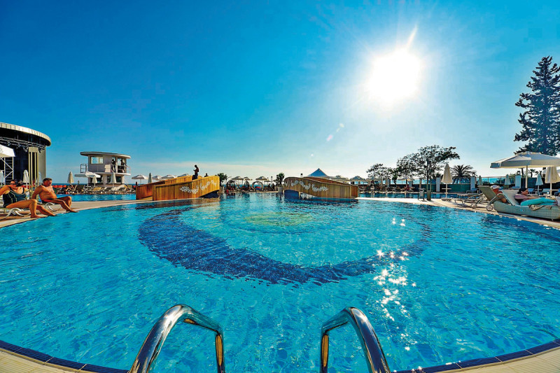 Azura Deluxe Resort & Spa Hotel