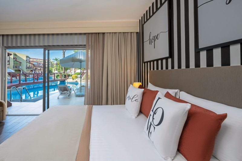 Wohnbeispiel Lake House Familienzimmer Swim Up