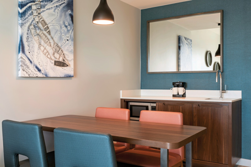 Wohnbeispiel Suite (Ess-Tisch/Wet-Bar)