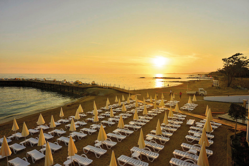 Azura Deluxe Resort & Spa Hotel