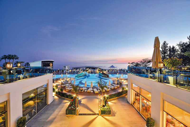 Azura Deluxe Resort & Spa Hotel