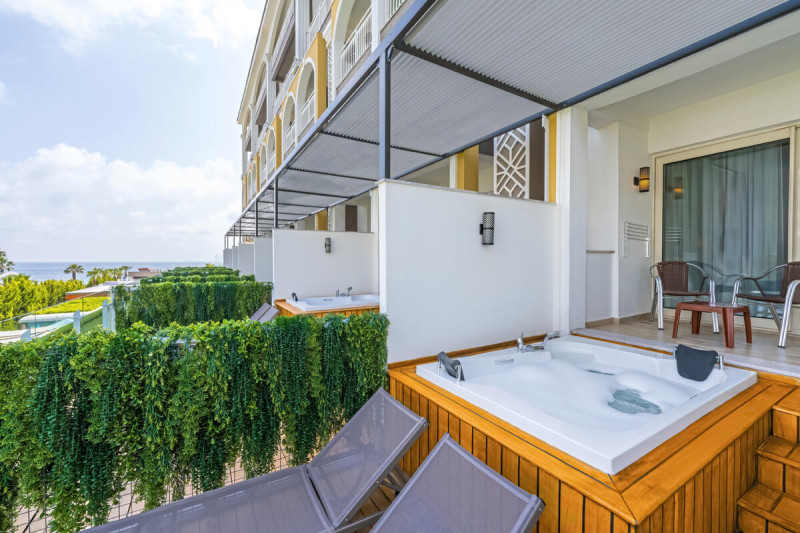 Wohnbeispiel Doppelzimmer mit Jacuzzi seitlicher Meerblick