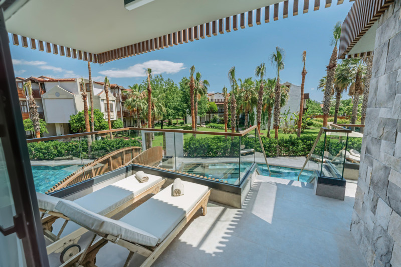 Wohnbeispiel Doppelzimmer Lagoon Swim Up Poolzugang &uuml;ber Treppen