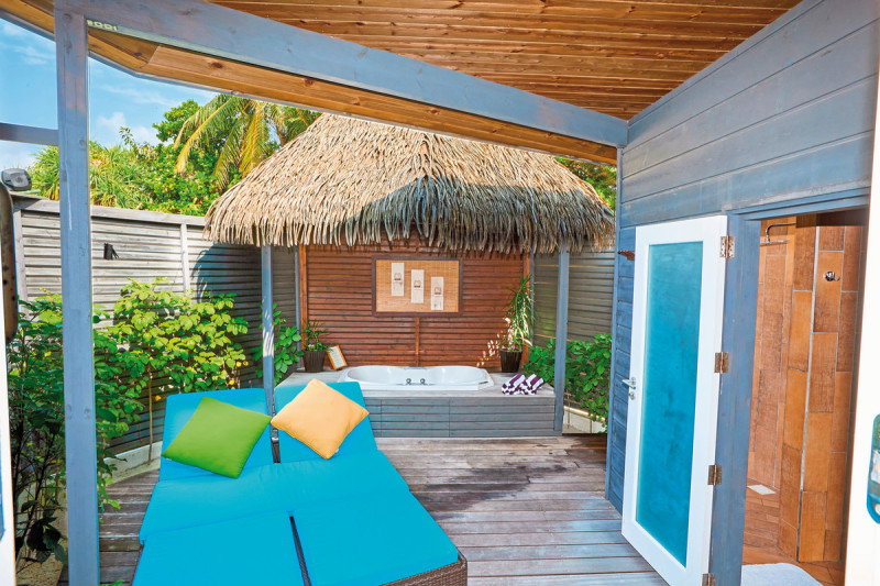 Wohnbeispiel Sangu Jacuzzi Beach Villa