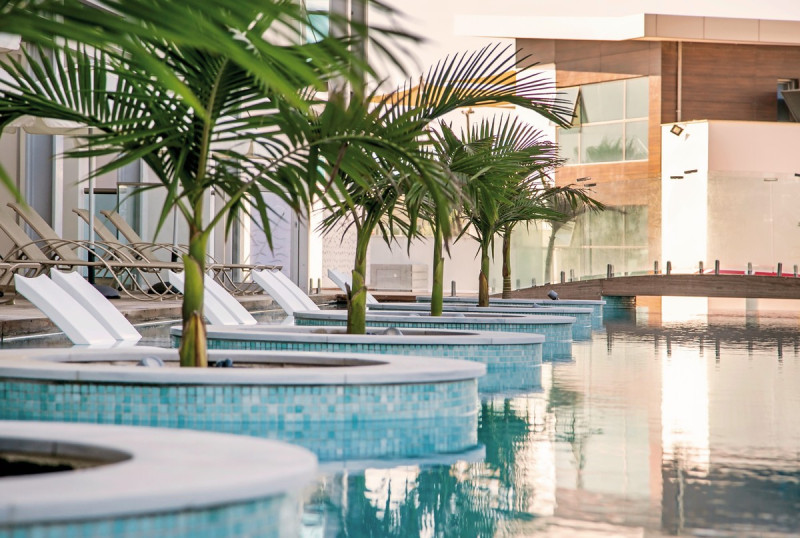 Au&szlig;enansicht Swim-Up Rooms