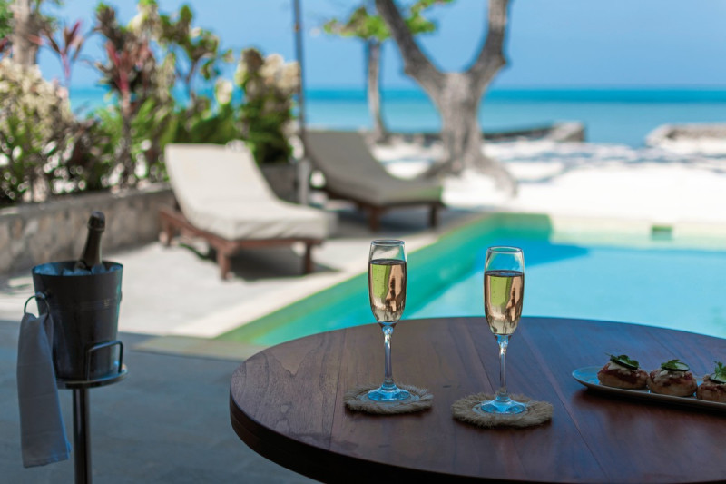 Beispiel Terrasse Sea Front Beach Villa with Pool