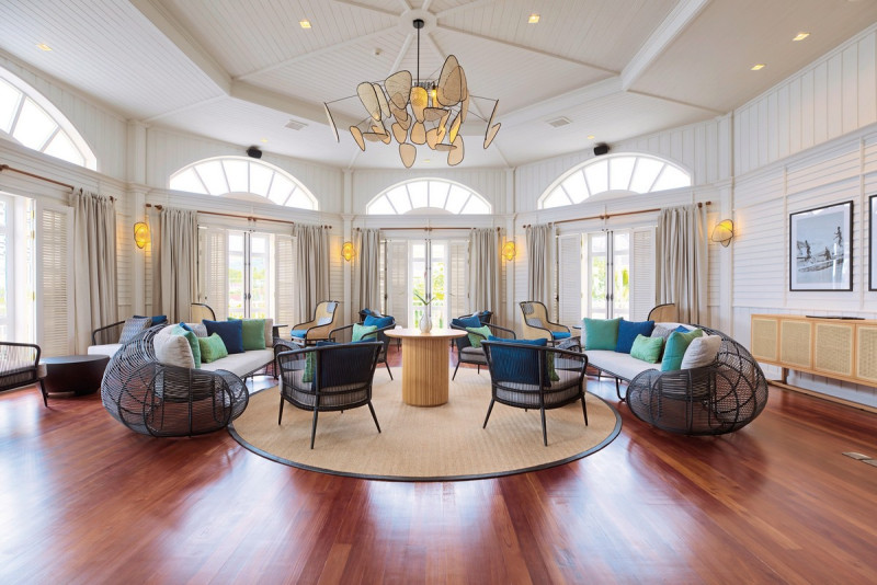 Voyager 47 Club Lounge