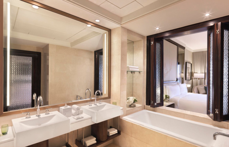 The Ritz-Carlton Abu Dhabi, Grand Canal