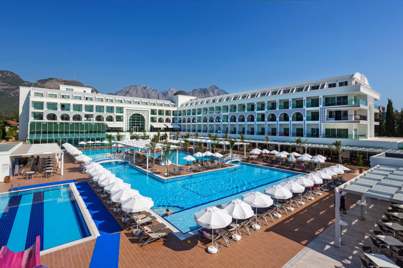 Karmir Resort & Spa
