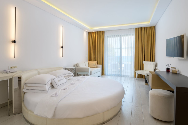 Diamond Deluxe Hotel