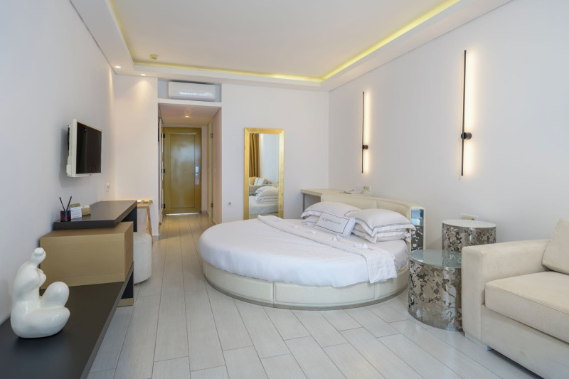 Diamond Deluxe Hotel