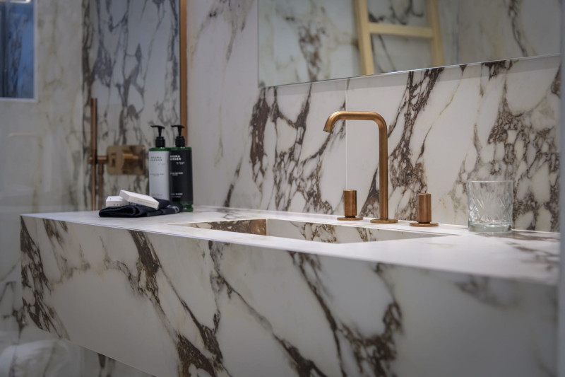 Diamond Deluxe Hotel