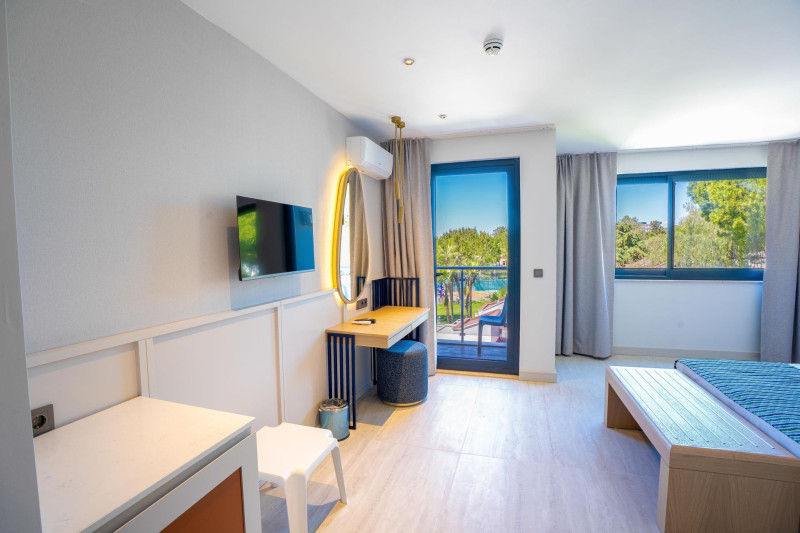 Mira Meridia Beach Resort Hotel