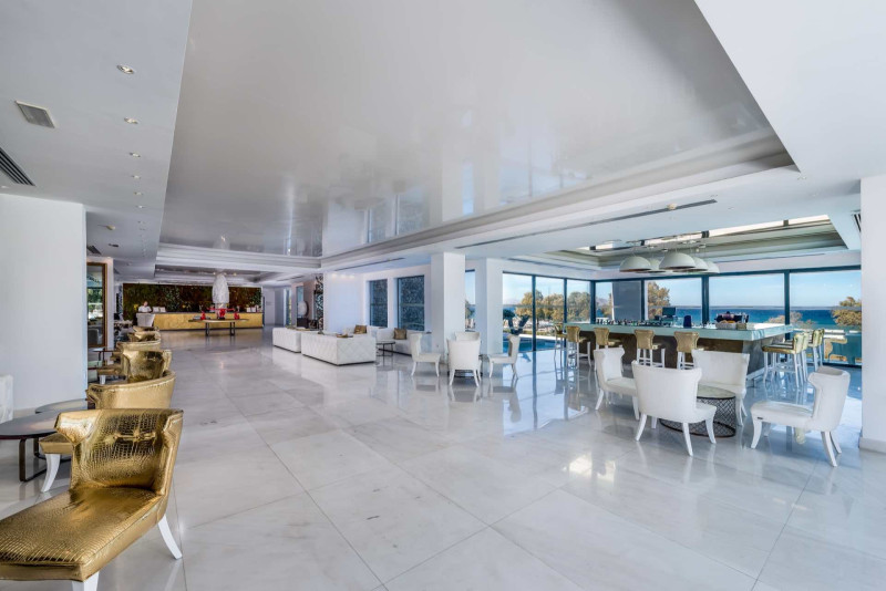 Diamond Deluxe Hotel