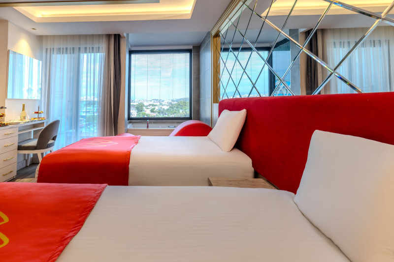 Granada Luxury Red 16+