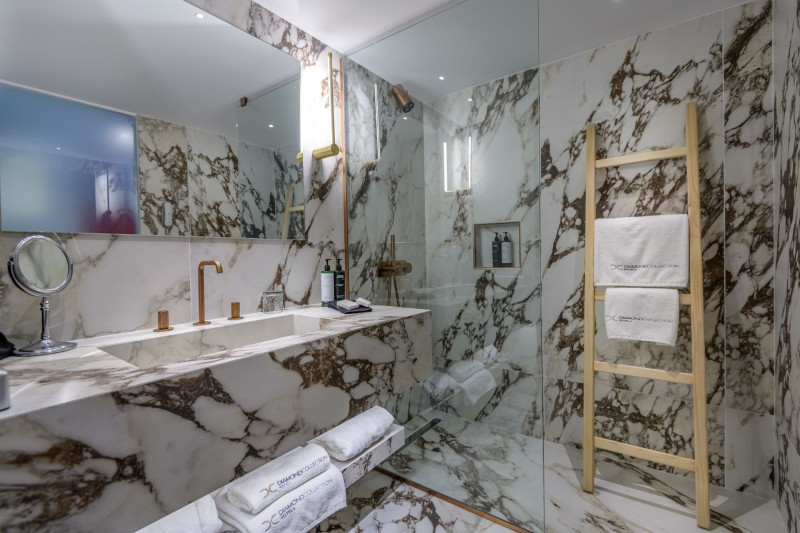 Diamond Deluxe Hotel