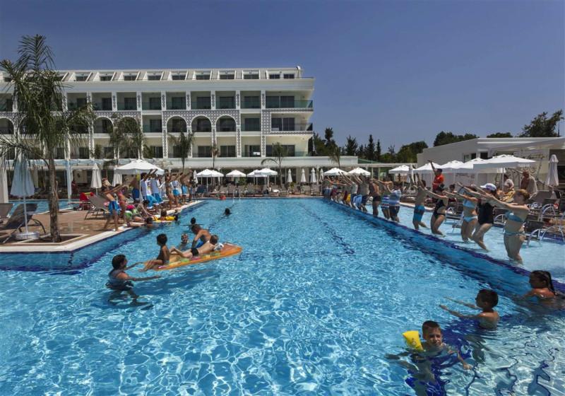 Karmir Resort & Spa
