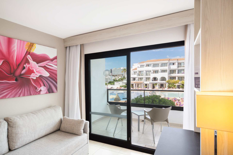 FERGUS Style Bahamas