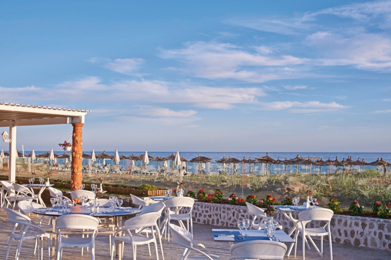 Sandy Beach Resort ●●●●