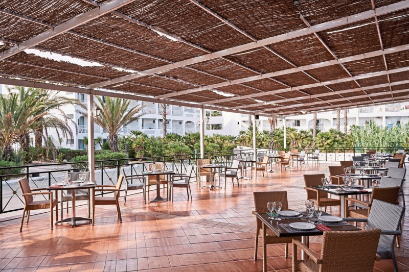 Sandy Beach Resort ●●●●