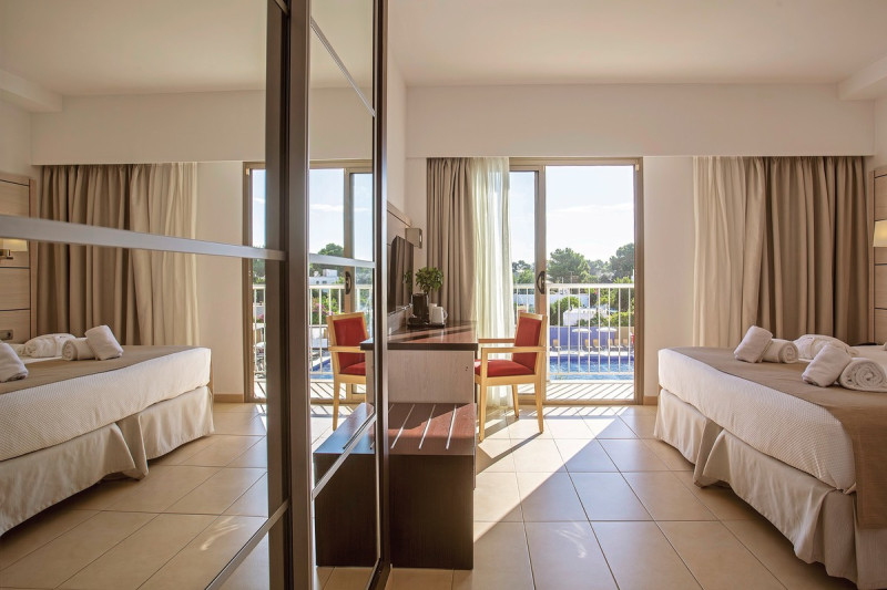 Wohnbeispiel Doppelzimmer Deluxe Poolblick