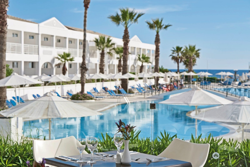 Sandy Beach Resort ●●●●