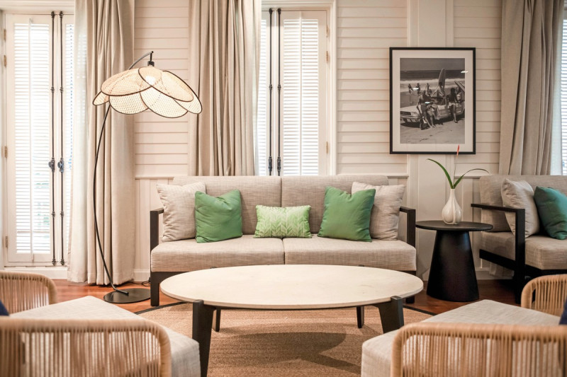 Voyager 47 Club Lounge