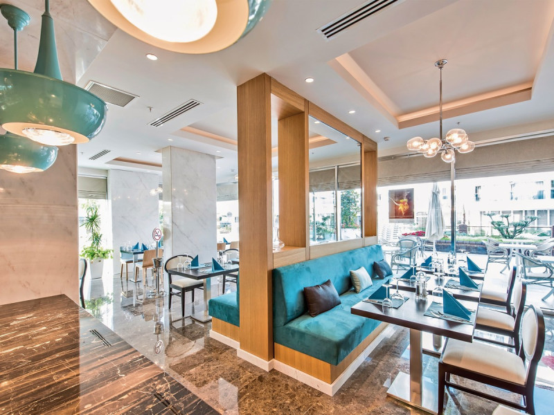 &Aacute;-la-carte Restaurant