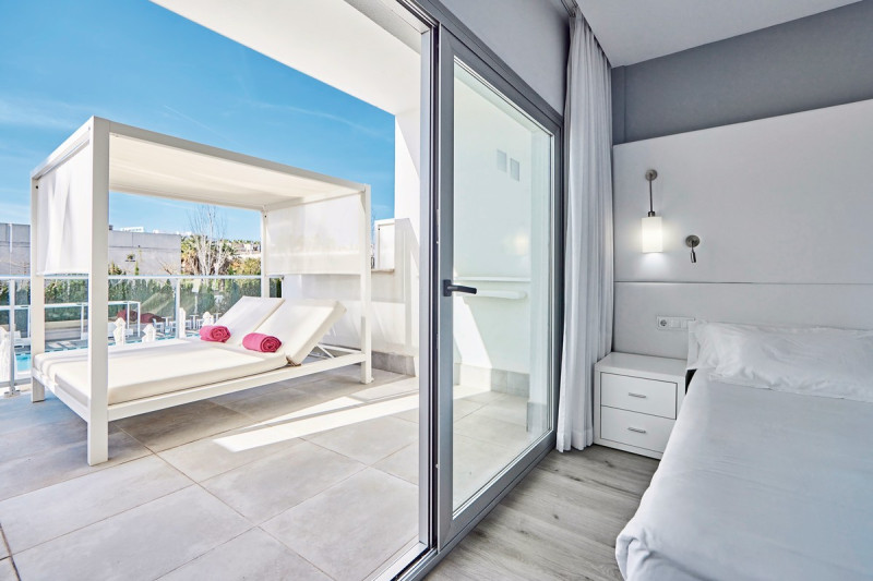 Wohnbeispiel Doppelzimmer Deluxe Poolblick mit Bali Bed