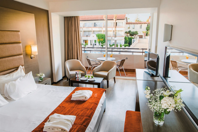 Wohnbeispiel Doppelzimmer Deluxe Poolblick