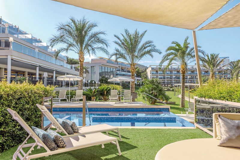 Beispiel Terrasse Juniorsuite Swim-Up Poolblick