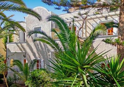 Dolphins Apartments in Kamari