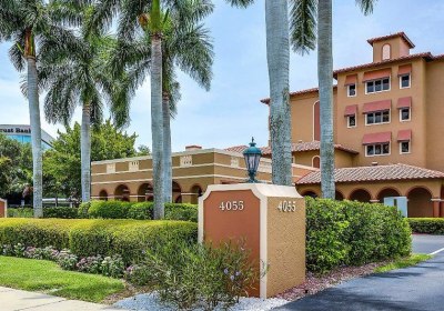 Inn of Naples, Tapestry Collection by Hilton in Naples