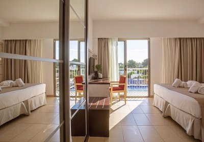 Wohnbeispiel Doppelzimmer Deluxe Poolblick