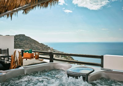 Majestic Retreat Outdoor Jacuzzi