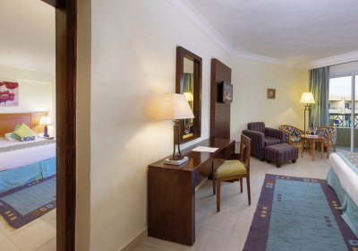 Wohnbeispiel Familienzimmer mit Verbindungst&uuml;r Poolblick